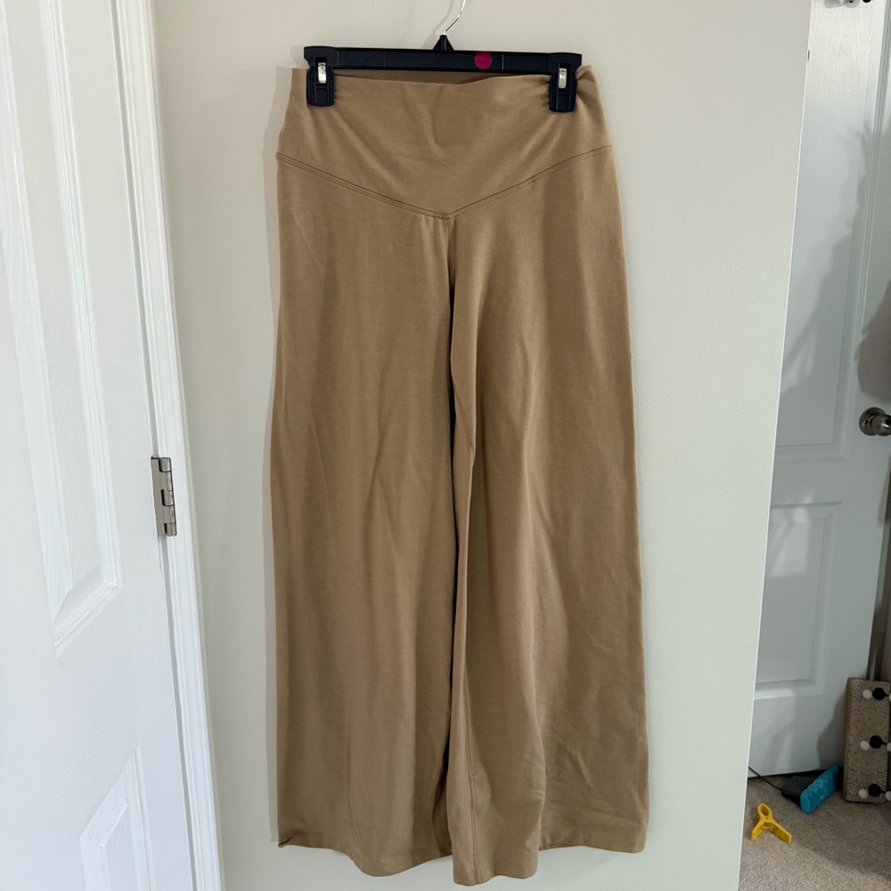 Old Navy Extra High Rise Tan Wide-Leg Go-Dry Leggings Size Small